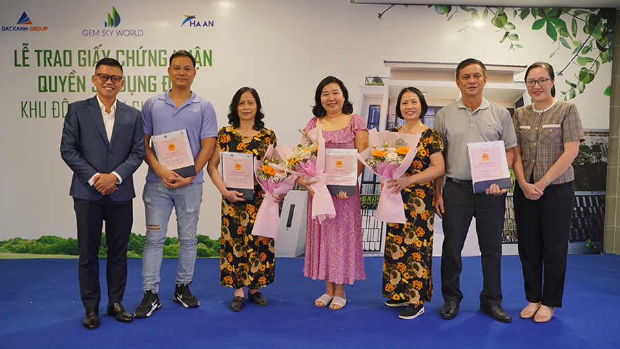 Khách hàng Gem Sky World nhận Giấy chứng nhận quyền sử dụng đất